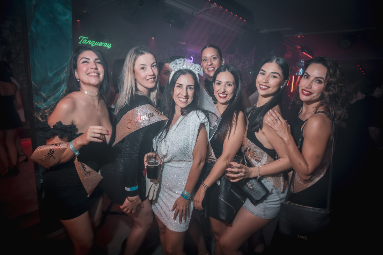 Noche de fiesta en KENDO con público