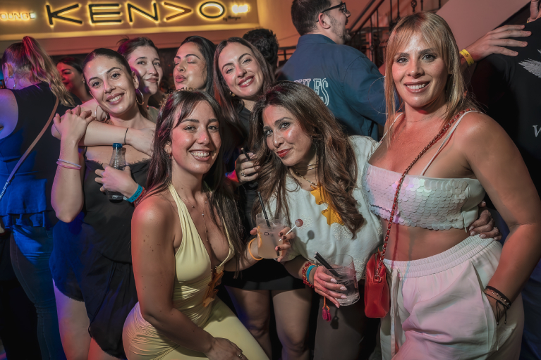Clientes disfrutando la noche en KENDO