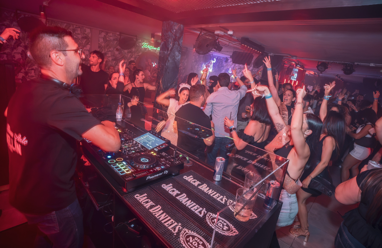 Noche con DJ y público en KENDO