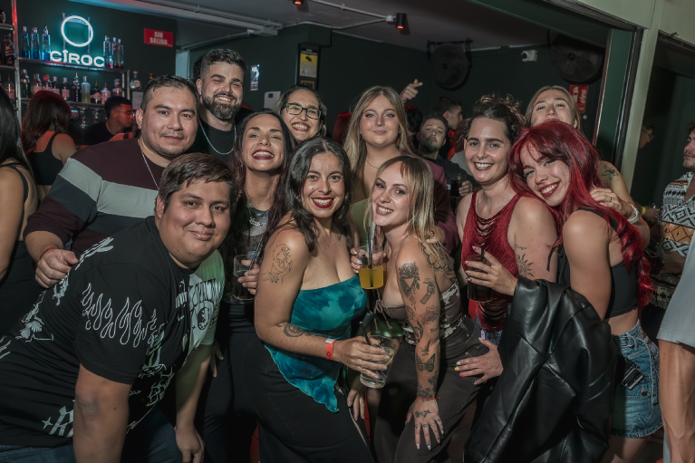 Escena nocturna en KENDO Lounge Bar